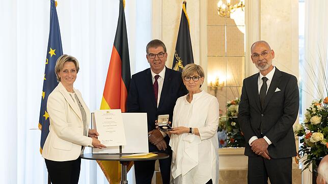 Auszeichnung: Die baden-württembergische Wirtschaftsministerin Nicole Hoffmeister-Kraut (links) verlieh diese Woche im Stuttgarter ...