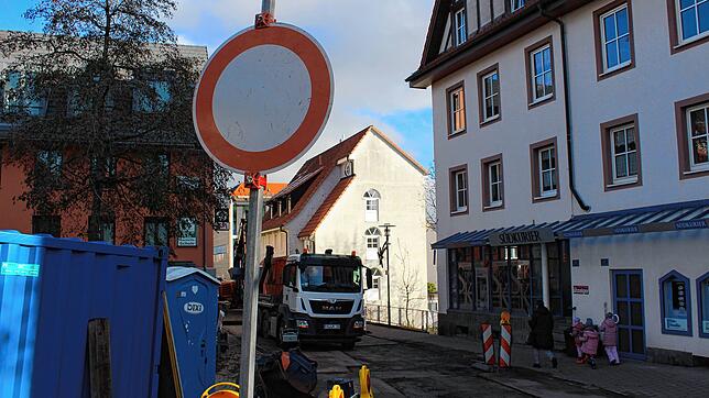 Weiterhin keine Durchfahrt erlaubt: Die Bauarbeiten in der Gerwigstraße ziehen sich länger als geplant.