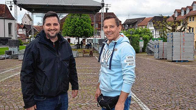 Florian Hank (links), technischer Leiter, und Jens Neumann, Veranstalter des Markdorf Open Air, hoffen auf gutes Wetter und möglichst ...