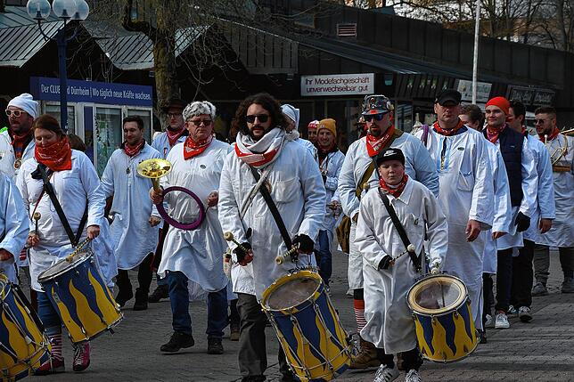 Der Fanfarenzug Bad Dürrheim, hier beim Einzug zur Schlüsselübergabe am Schmotzige 2023, ist bereits morgens um 5 Uhr zum Wecken unterwegs.