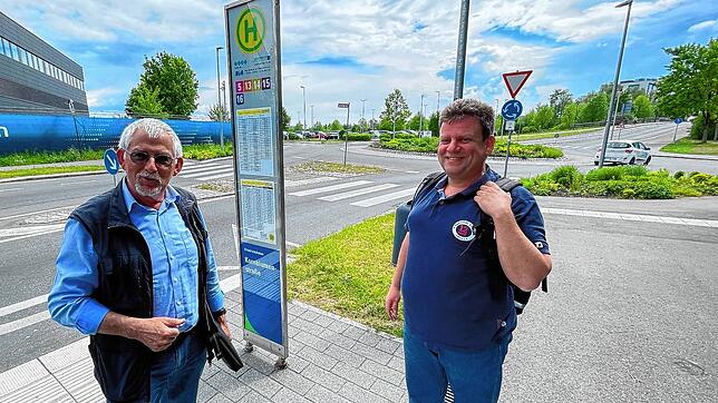 Werner Giray (links) und Dieter Stohr an der Haltestelle Kornblumenstraße. Beide machen auf die Probleme beim Stadtbus Friedrichshafen ...