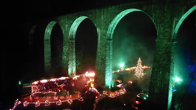 Das Viadukt in der Ravennaschlucht wird beim Weihnachtsmarkt in unterschiedlichen Farben angestrahlt – immer ein mystischer Effekt ...