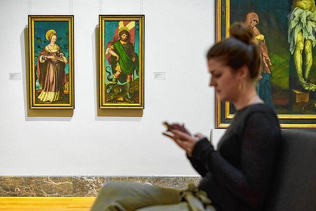 Besucherin in der Kunsthalle Karlsruhe: Aktuell lässt sich die Sammlung nur von zuhause aus besichtigen – online. Bild: Bruno ...