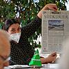 Stefanie Neurohr, Teamleiterin der Tagespflege St. Martin, bei der Zeitungsrunde. Es ist ein tägliches Ritual, das die Teilnehmer oft an ...