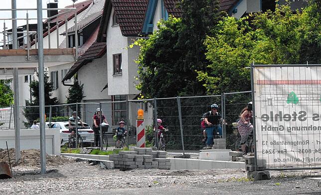 Eine Kolonne Radfahrer ist am Dienstag kurz nach 12 Uhr auf dem Schießstattweg unterwegs – und wieder fährt ein Auto (im ...