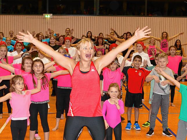 Bei der Turnschau 2019 herrschte noch Freude beim Turnverein Rielasingen. Im Bild tanzt Diana Stein einer Kindergruppe vor.