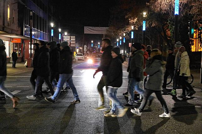 Wieder sind in Singen Menschen am Montag auf die Straßen gegangenen, um gegen die Corona-Maßnahmen zu demonstrieren. Die Veranstaltung ...