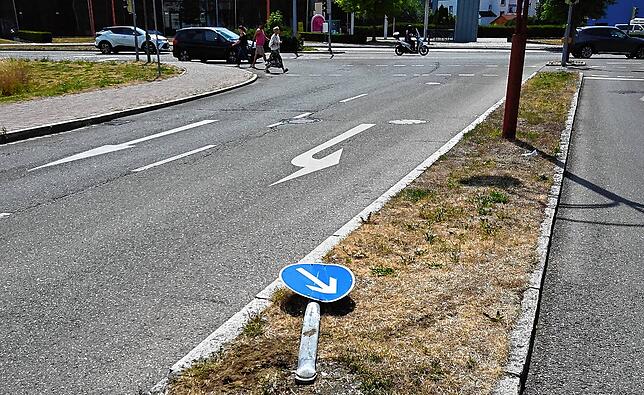 Umgefahren: Da hat jemand das Verkehrszeichen in der Villinger Bertholdstraße richtig platt gemacht.