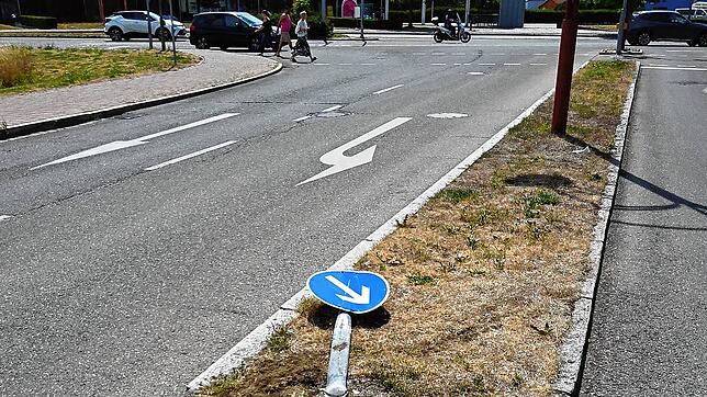 Umgefahren: Da hat jemand das Verkehrszeichen in der Villinger Bertholdstraße richtig platt gemacht.