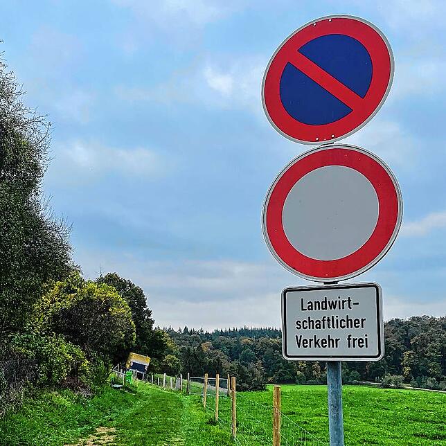 Eigentlich ist die Durchfahrt auf nur landwirtschaftlichen Fahrzeugen erlaubt.