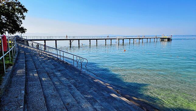 Diese Stufen sollen weg. Das Areal wird laut Plänen renaturiert, Handläufe führen dann ins Wasser.