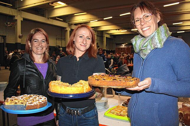 Zahlreiche Kuchen gibt es bei den Unterbaldinger Landfrauen. Hier (von links) Cordula Biermann mit der Vorsitzenden Jasmin Grütering und ...
