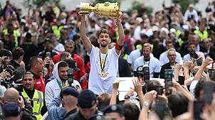 VfB-Kapitän Atakan Karazor mit dem Pokal beim Autokorso durch die Stadt.