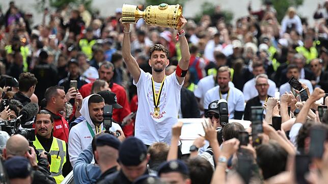 VfB-Kapitän Atakan Karazor mit dem Pokal beim Autokorso durch die Stadt.