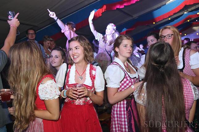 Vor der Bühne bei den Grafenbergern wurde abgetanzt, ausgelassene Stimmung rundum.