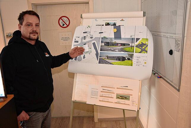 Matthias Naderer zeigt die Planungsskizze für die neue Produktionshalle in Tiefenhäusern.