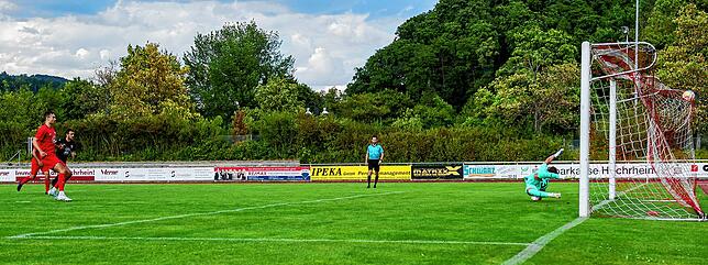 Passt aus elf Metern: Nach zehn Minuten brachte Sebastian Flaig (links) den FC Tiengen 08 im SBFV-Pokal gegen den FC Auggen per ...