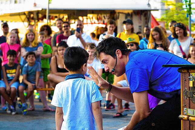 Kinder aufgepasst: Mario Richter zeigt beim Kindertheaterfestival am Samstag, 21. Oktober, um 10.30 und um 12 Uhr vor der Sparkasse ...