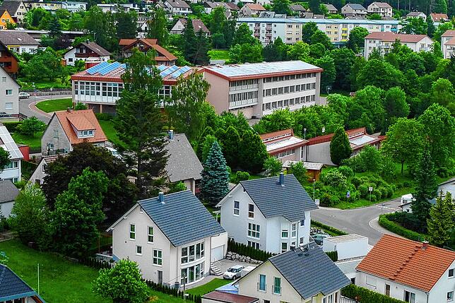 Die Rupertsbergschule liegt mitten im gleichnamigen Wohngebiet. Dort lernen seit 1960 Kinder das kleine und das große Einmaleins.