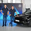 ZF-Vorstandsmitglied Mathias Miedreich (rechts), verantwortlich für die Division elektrifizierte Antriebstechnologien, und Otmar ...