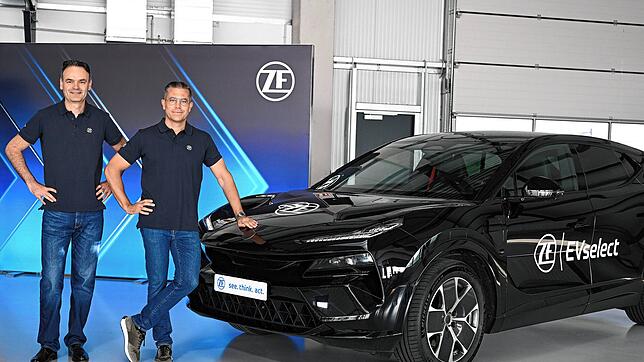 ZF-Vorstandsmitglied Mathias Miedreich (rechts), verantwortlich für die Division elektrifizierte Antriebstechnologien, und Otmar ...