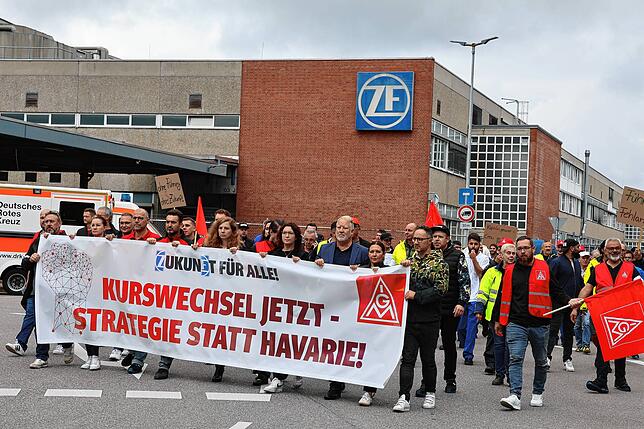 Bild 2: Protest bei ZF Friedrichshafen: So kämpfen die Mitarbeiter gegen den drohenden Stellenabbau