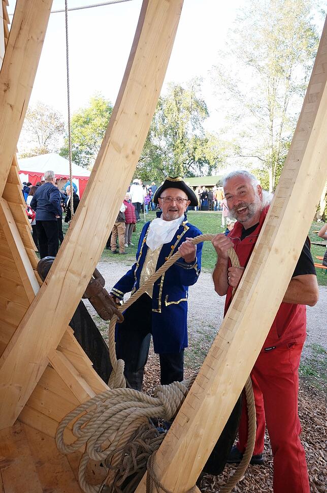 Bild 22: Der Theaterverein Zeitschleuse stellt bei der Schiffstaufe am Kloster in Riedern am Wald einen Teil seiner Kulisse für die nächste Saison vor