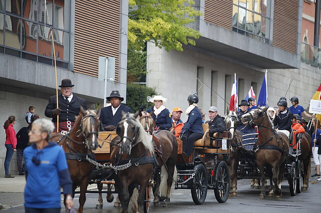 Den kurzen Stau auf der Käferstraße nehmen die EM-Teilnehmer der Niederlande ganz gelassen.