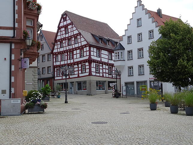 Heutzutage ist es oft einsam in der Hauptstraße. Aber die Menschen schätzen durchaus, dass es jetzt Straßencafés gibt, wo man in Ruhe ...
