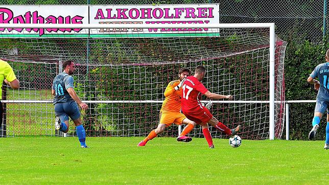 Das Tor des Tages: Mit einem mustergültigen Pass hatte Sebastian Rupp seinen Sturmpartner Christian Albiez (Nr. 17) ins Szene gesetzt. ...