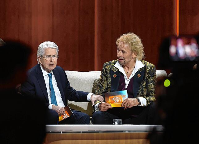 Die beiden Urgesteine der Show unter sich: Frank Elstner (links), der Erfinder von &bdquo;Wetten, dass ...&ldquo; ist in der ...