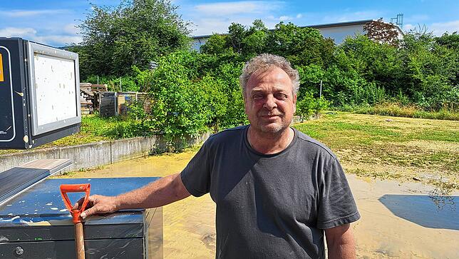 Dirk Kius in seinem vom Matsch durchtränkten Garten. Sein Haus und Geschäft hat es im Industriegebiet von Markdorf besonders hart getroffen.