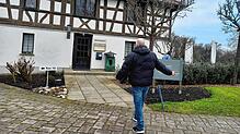 Ein Besucher der Versammlung betritt den Eingangsbereich des aktuell geschlossenen Restaurants Kargegg.