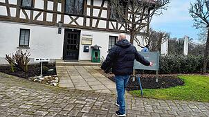 Ein Besucher der Versammlung betritt den Eingangsbereich des aktuell geschlossenen Restaurants Kargegg.