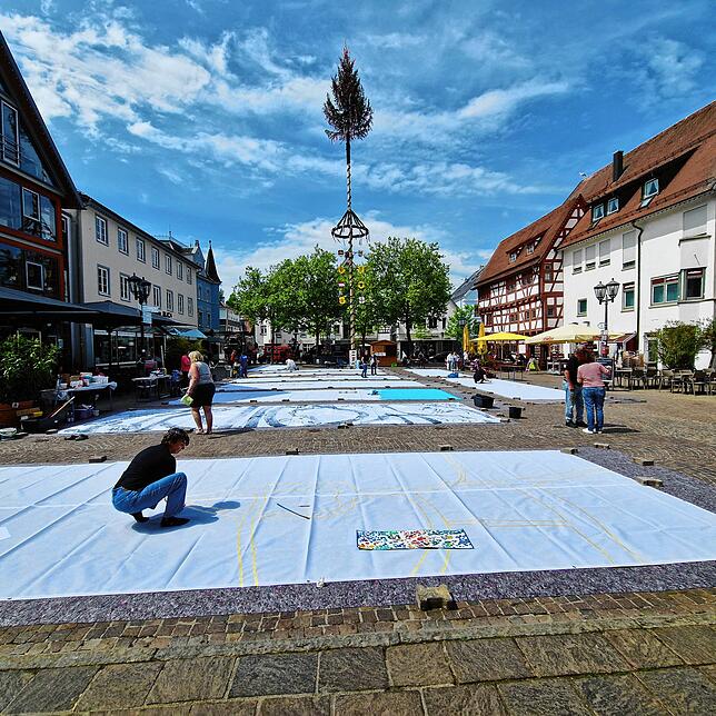 2025 fand die LuftArt erstmals in Bad Saulgau statt. Atelier war der Marktplatz. Während des schlechten Wetter wichen die Künstler in ...
