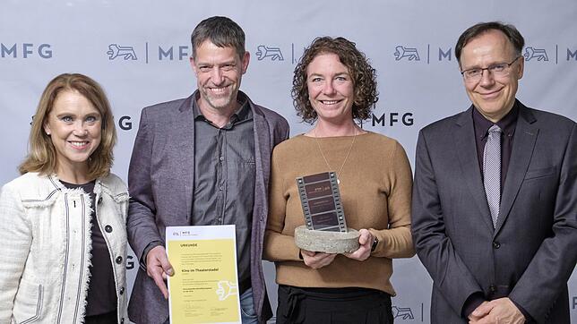 Der Hauptpreis der Filmförderung des Landes geht an den Theaterstadel Markdorf. Bei der Preisübergabe in Stuttgart (v.l.): ...