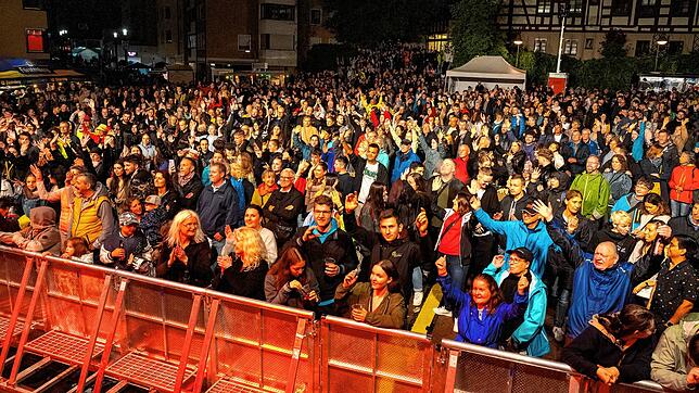 Mitsingen und tanzen ist bei Abba 99 auf dem Muslenplatz angesagt.