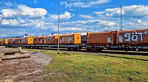 Der Müllzug steht abfahrbereit am Singener Industriebahnhof. In den orangen Containern befindet sich der Restmüll des gesamten ...