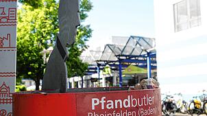 „Pfandbutler“ heißen sie in Rheinfelden. Lange in Mülleimern herumwühlen zu müssen, um ein paar Euro Pfand zu erlösen, sollen sie ...