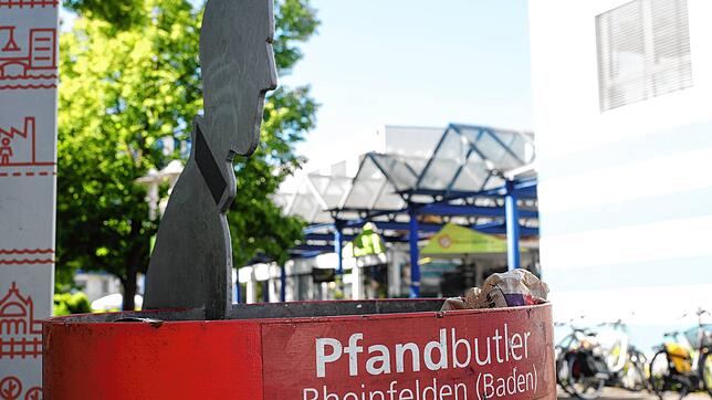 „Pfandbutler“ heißen sie in Rheinfelden. Lange in Mülleimern herumwühlen zu müssen, um ein paar Euro Pfand zu erlösen, sollen sie ...