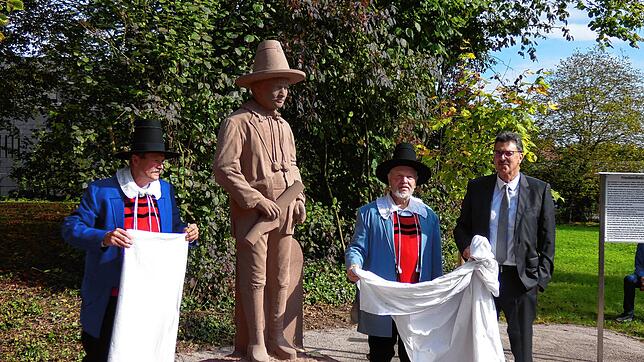 Gemeinsam enthüllten (von links) der Dogerner Einungsmeister Wolfgang Kaiser, Ehrenredmann Heinrich Dold und Peter Ebner von der ...