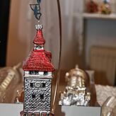 Das Schnetztor als Christbaumschmuck, auf dem Dach ein Blätzlebube.