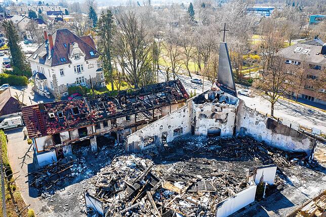 Aus der Luft wird die Zerstörung der Friedenskirche am deutlichsten. Kaum ein Stein steht noch auf dem anderen. Das Bild entstand im ...