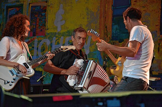Hubert von Goisern und seine Band fegen über die Bühne.