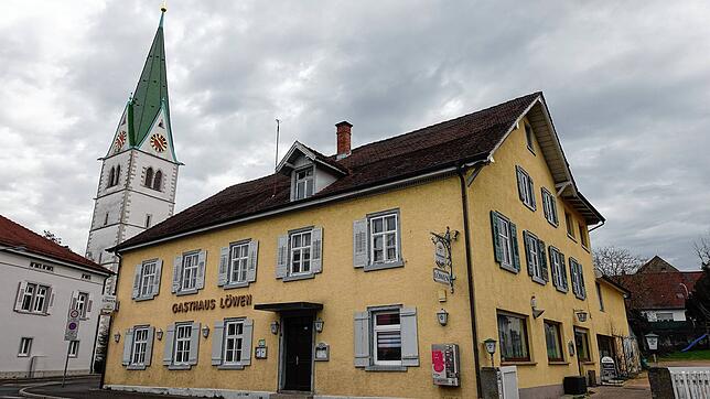 In prominenter Lage: Der &bdquo;Löwen&ldquo; ist eines der letzten Gasthäuser in Konstanz-Wollmatingen. Ob das Gebäude stehenbleibt, ...