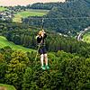 Eine Besucherin benutzt bei Königstein in Sachsen eine Seilrutsche. Für den Bau einer solchen Freizeiteinrichtung setzen sich in ...