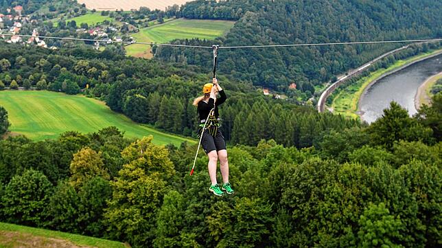 Eine Besucherin benutzt bei Königstein in Sachsen eine Seilrutsche. Für den Bau einer solchen Freizeiteinrichtung setzen sich in ...