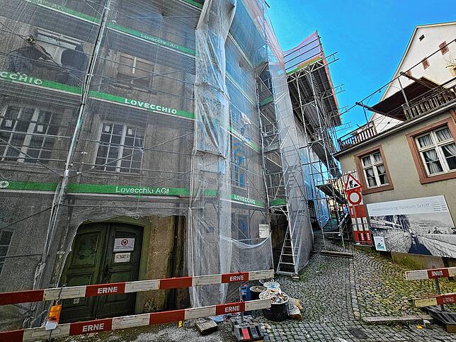 Das eingerüstete Museum Schiff in Laufenburg. Seit fast einem Jahr ist das historische Gebäude eine Baustelle.