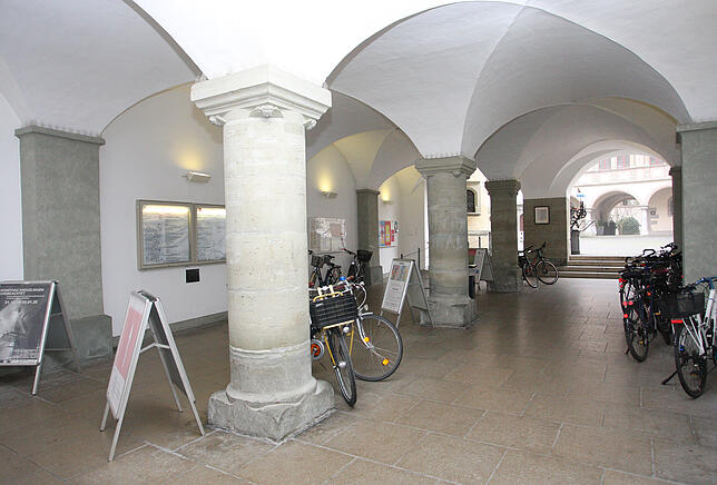 Der Eingangsbereich des Konstanzer Rathauses ist kein ansehnliches Entree, sondern zunehmend Fahrradabstellplatz. Die Vorhalle soll nun ...