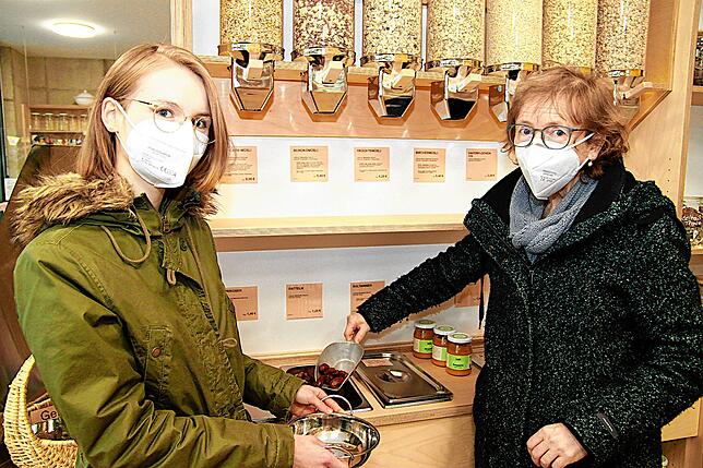 Vicky und Angela Savin (v.l.) sind Stammkunden. Die Transparenz und der nachhaltige Ansatz überzeugen sie.